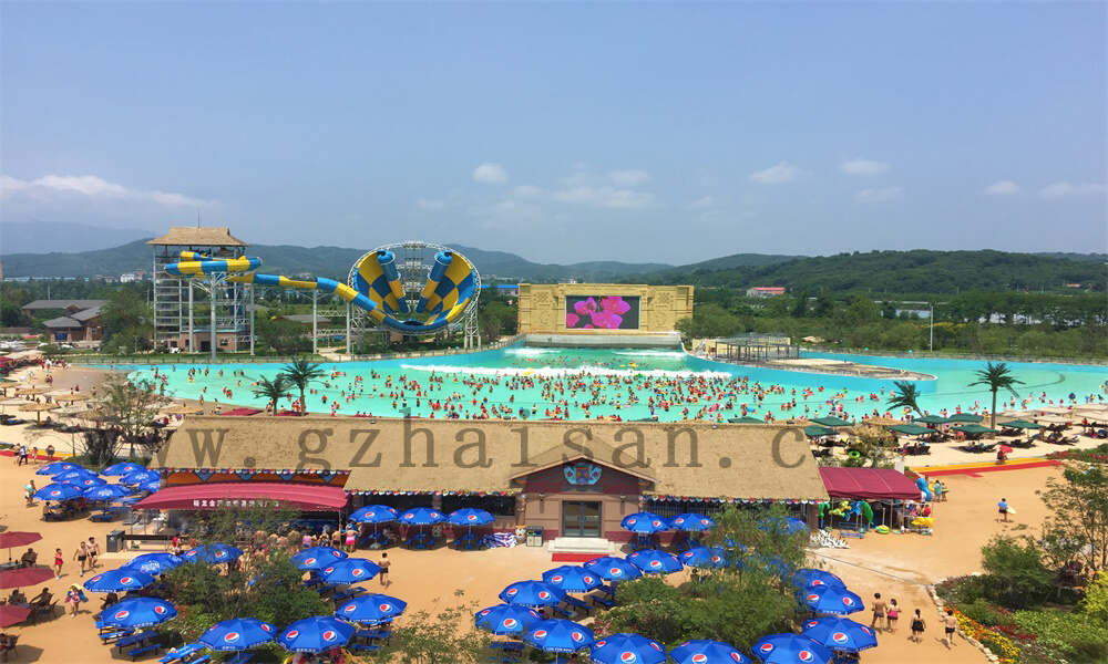 缤纷多彩的水上乐园设备